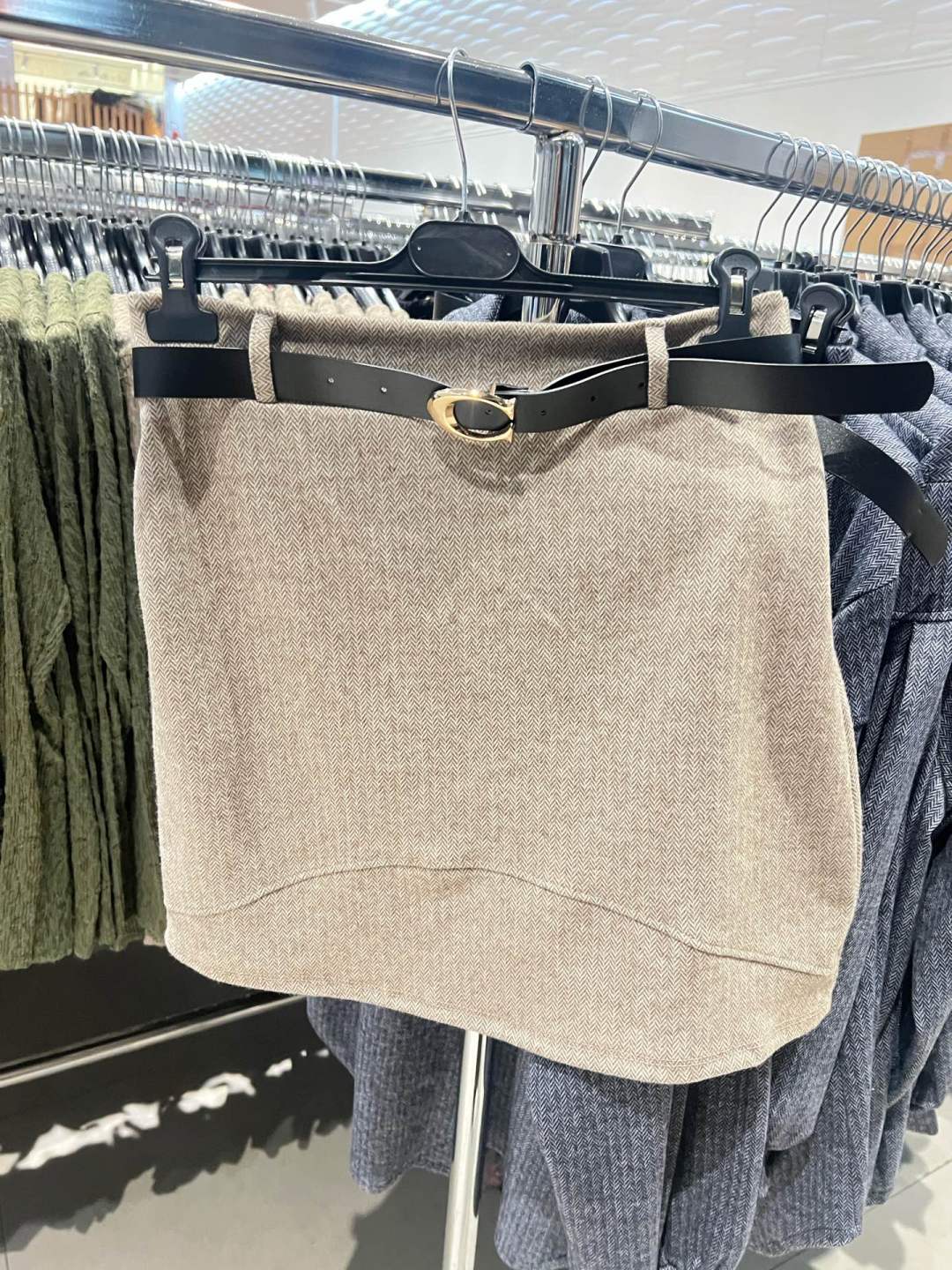 Asymetrická mini sukňa s opaskom