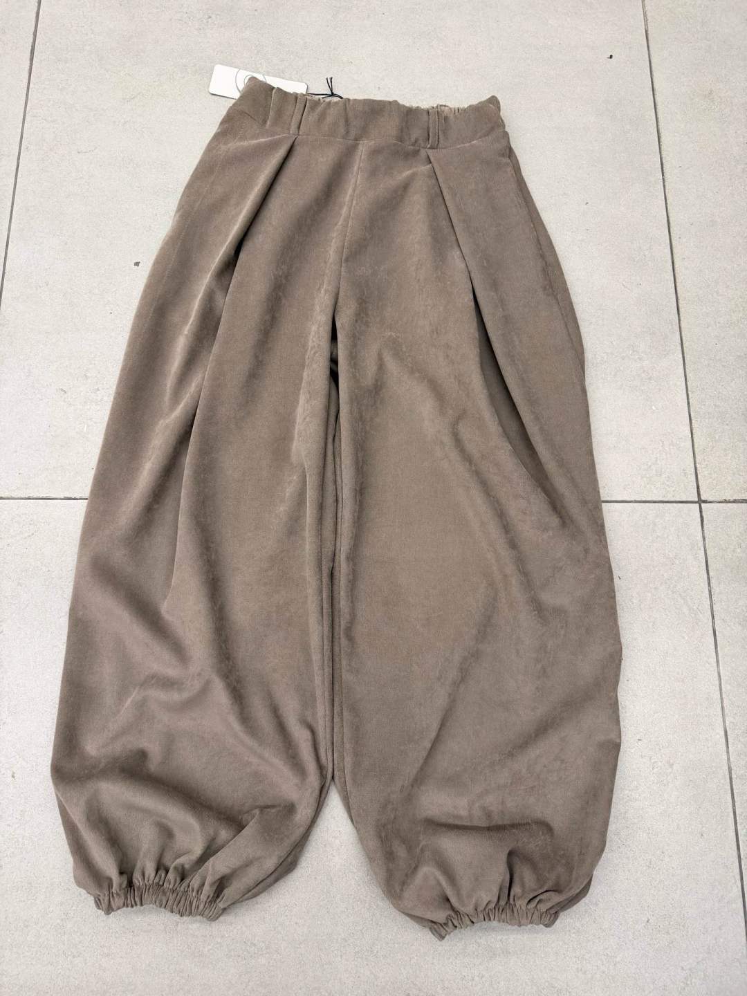 Voľné joggery s balónovým strihom