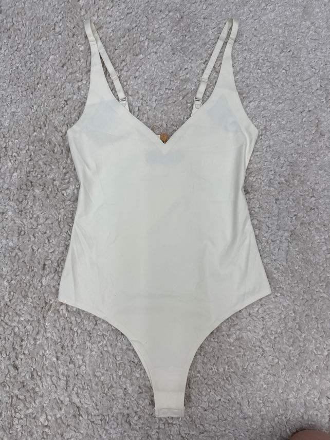 Priliehavé body s výstrihom do V