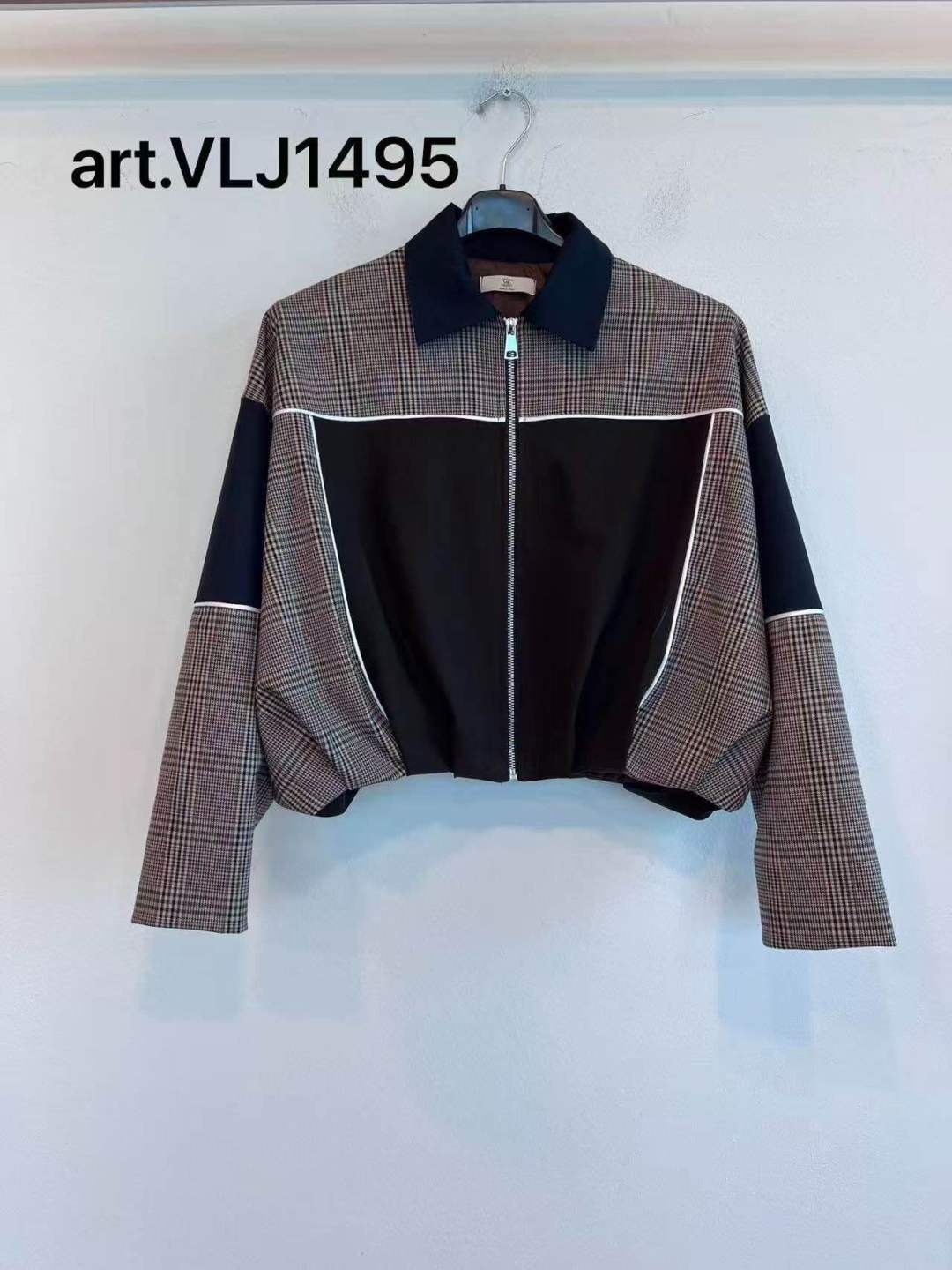 Krátka cropped bunda v károvanom vzore