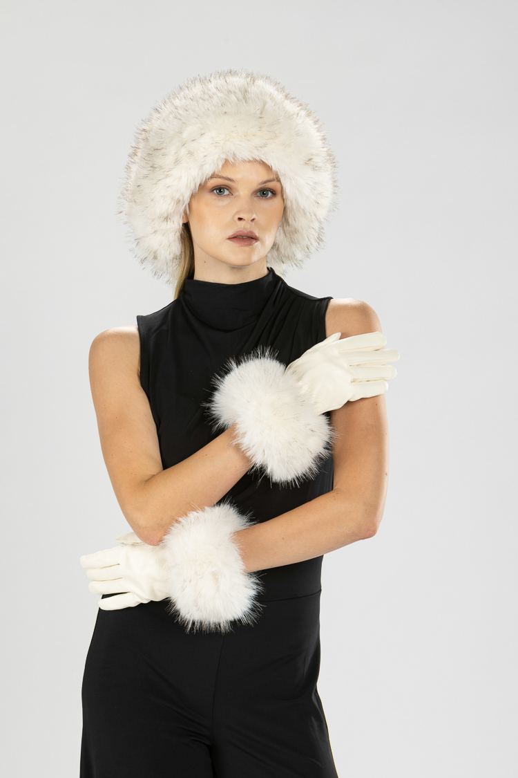 Čiapka s strapcami Glamour