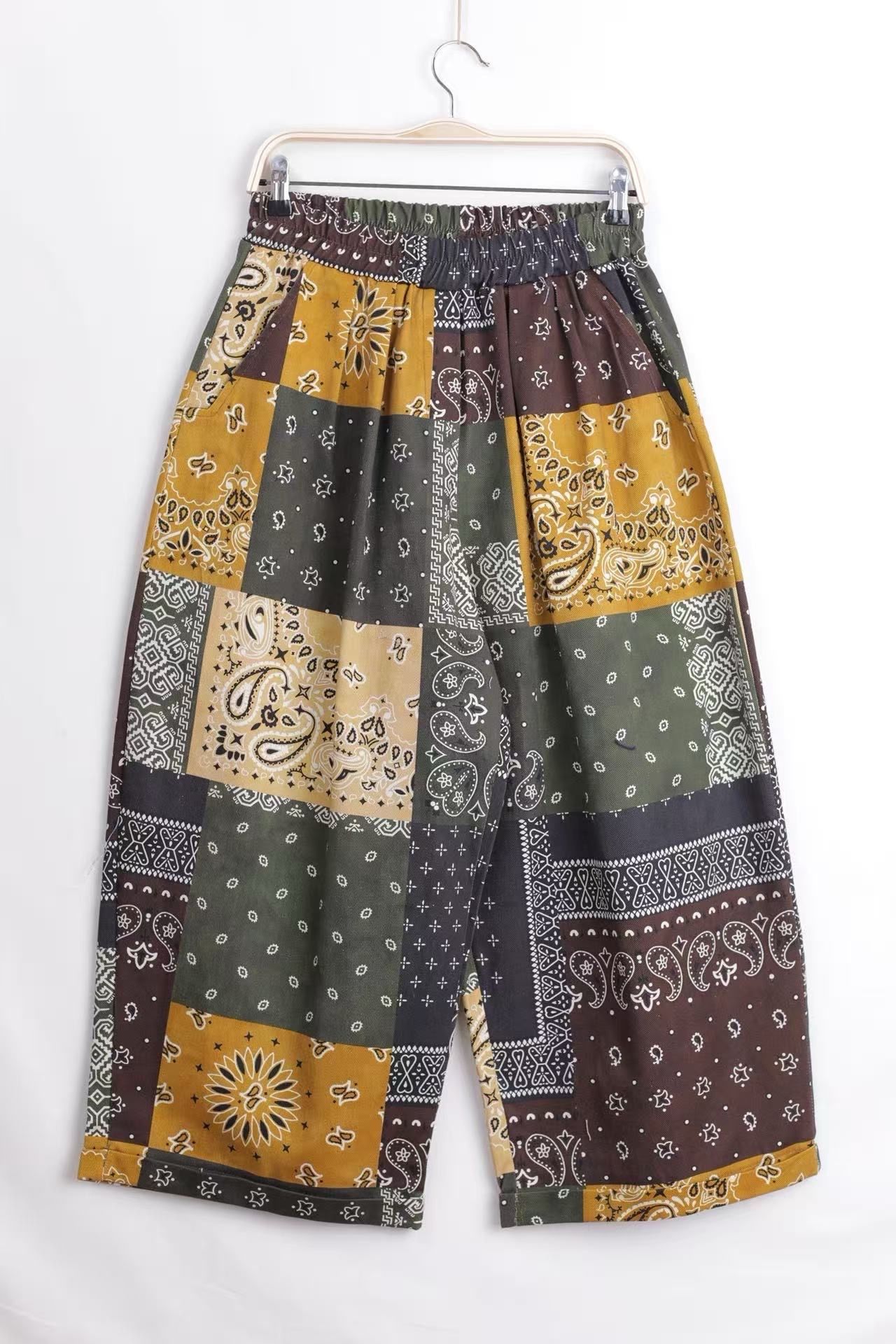 Široké 7/8 nohavice s paisley vzorom