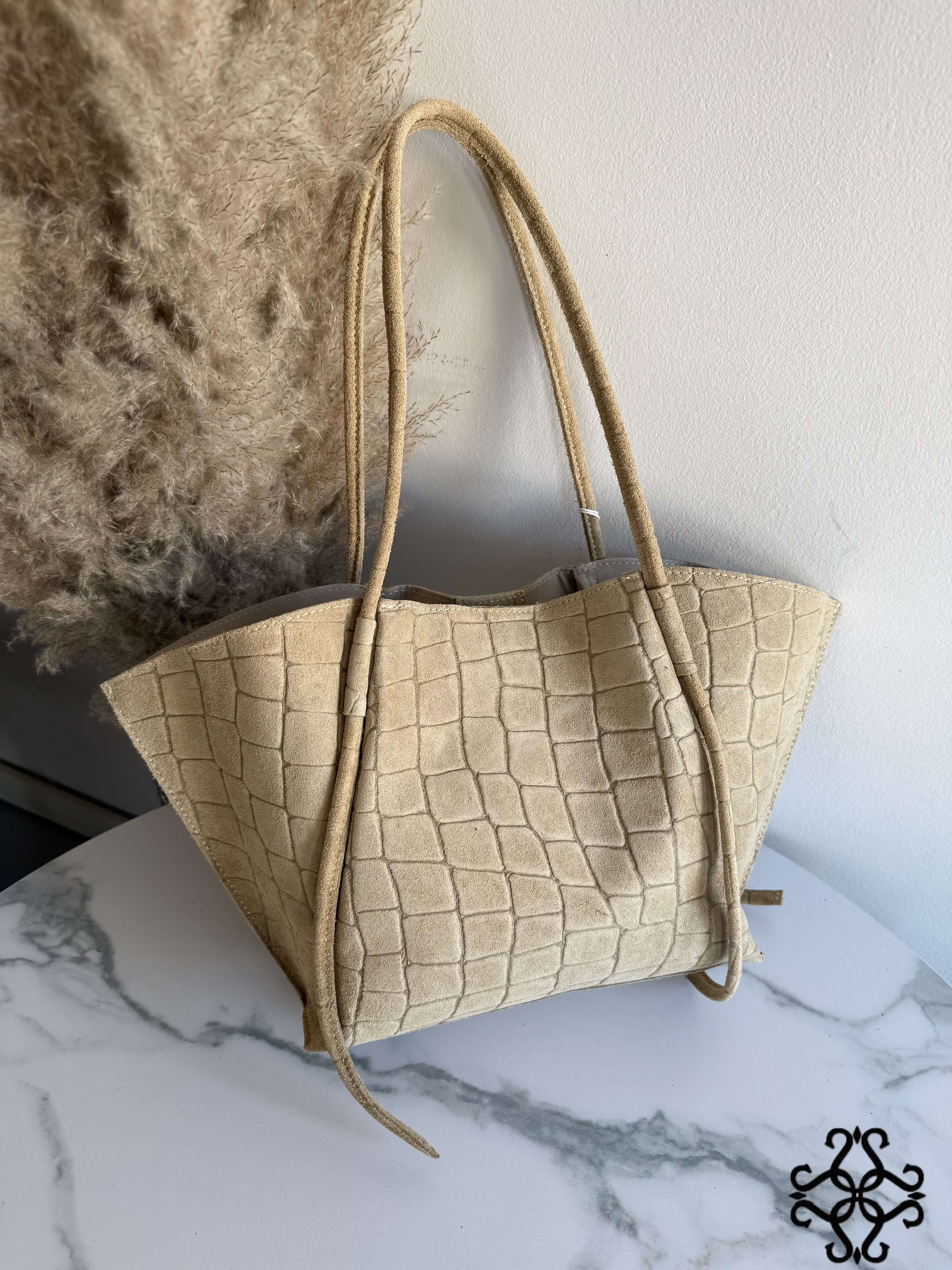 Semišová shopper taška s ražbou